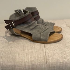 Blowfish sandal